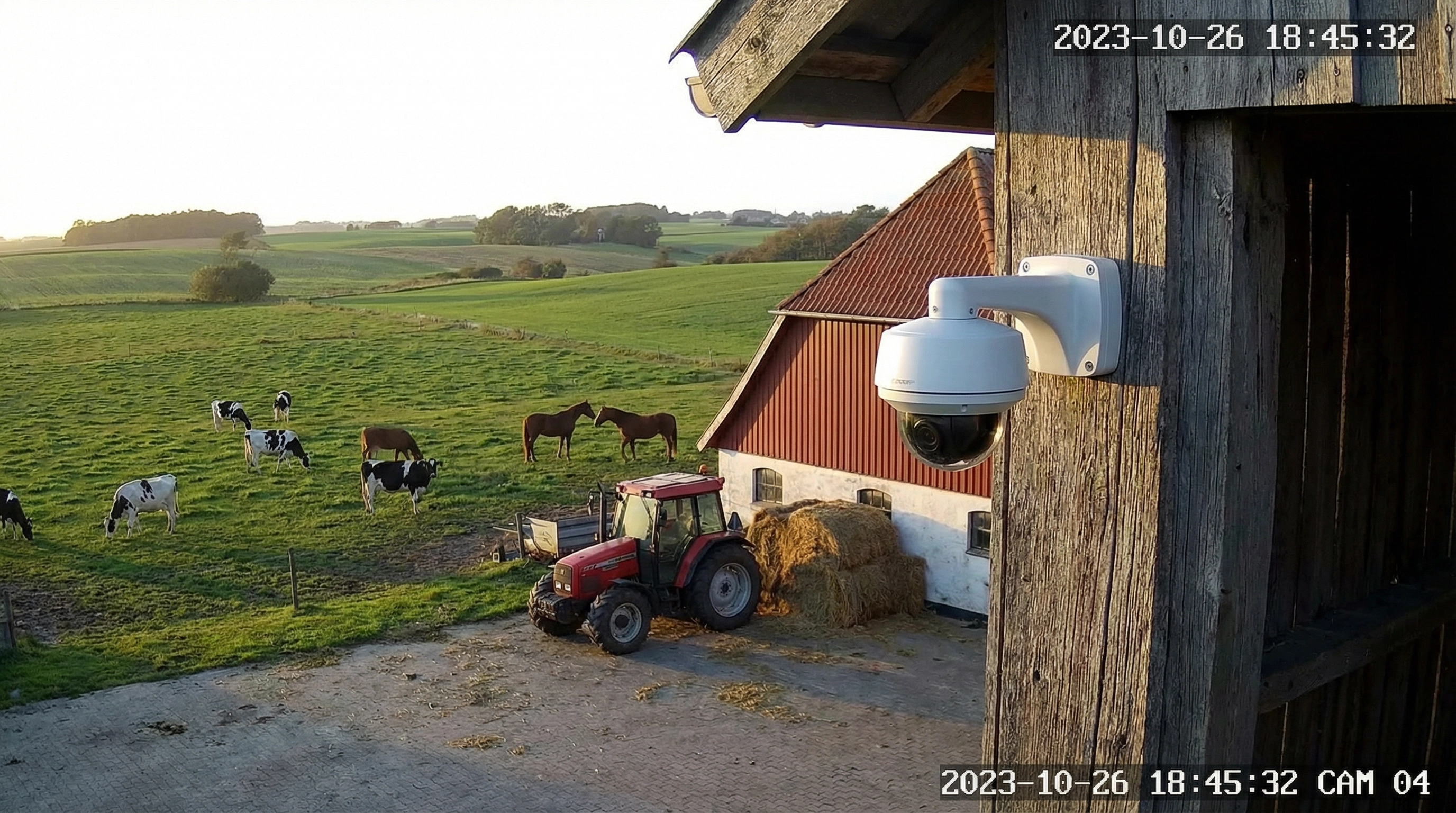 Videoovervågningskamera på landbrug med marker og landbrugsmaskiner i baggrunden