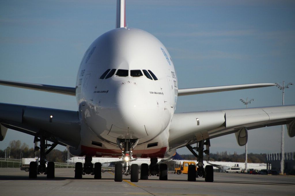 Zboruri la clasa economică, transformate: Paturi suprapuse pentru pasageri!