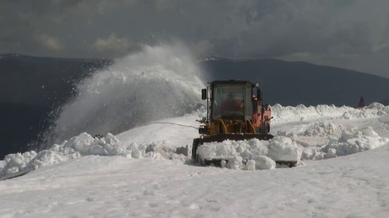 Transalpina: Începe deszăpezirea! Când se redeschide cel mai înalt drum din țară?