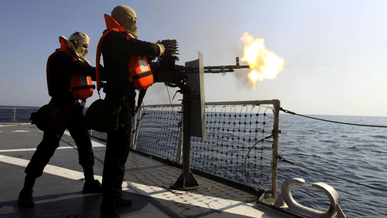 Iranul închide Strâmtoarea Ormuz și amenință navele. Reacția lui Trump!