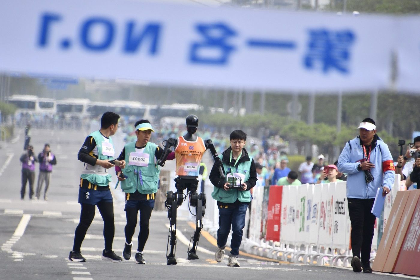 Robotul care a șocat Beijingul: a depășit recordul mondial uman la semimaraton!