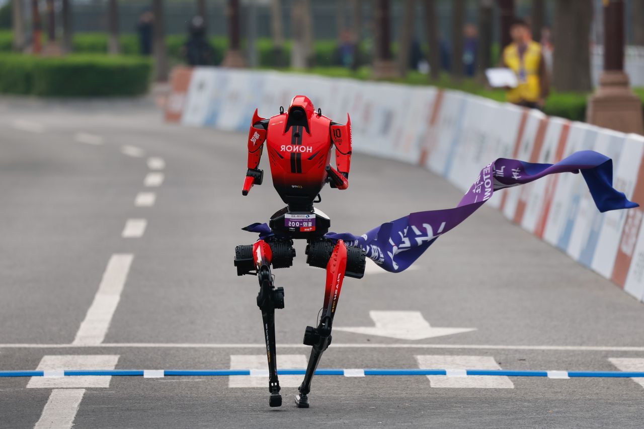Robot umanoid, record mondial la semimaraton în Beijing. Imagini uimitoare!