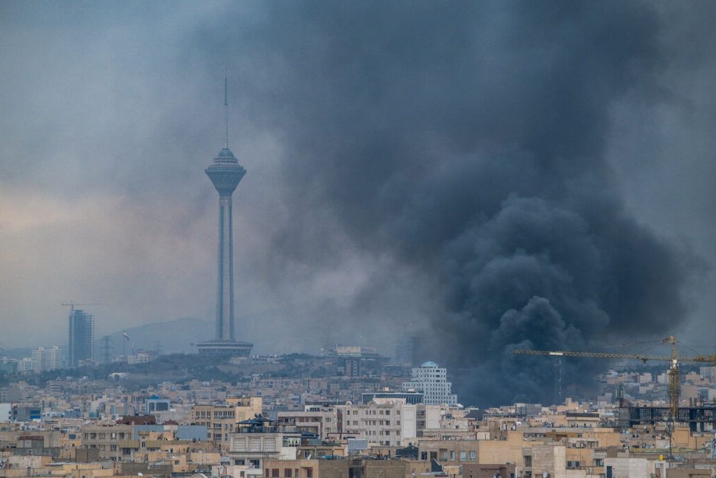 Trump amenință Iranul cu distrugerea infrastructurii; se propune oleoduct pentru ocolirea Strâmtorii Ormuz