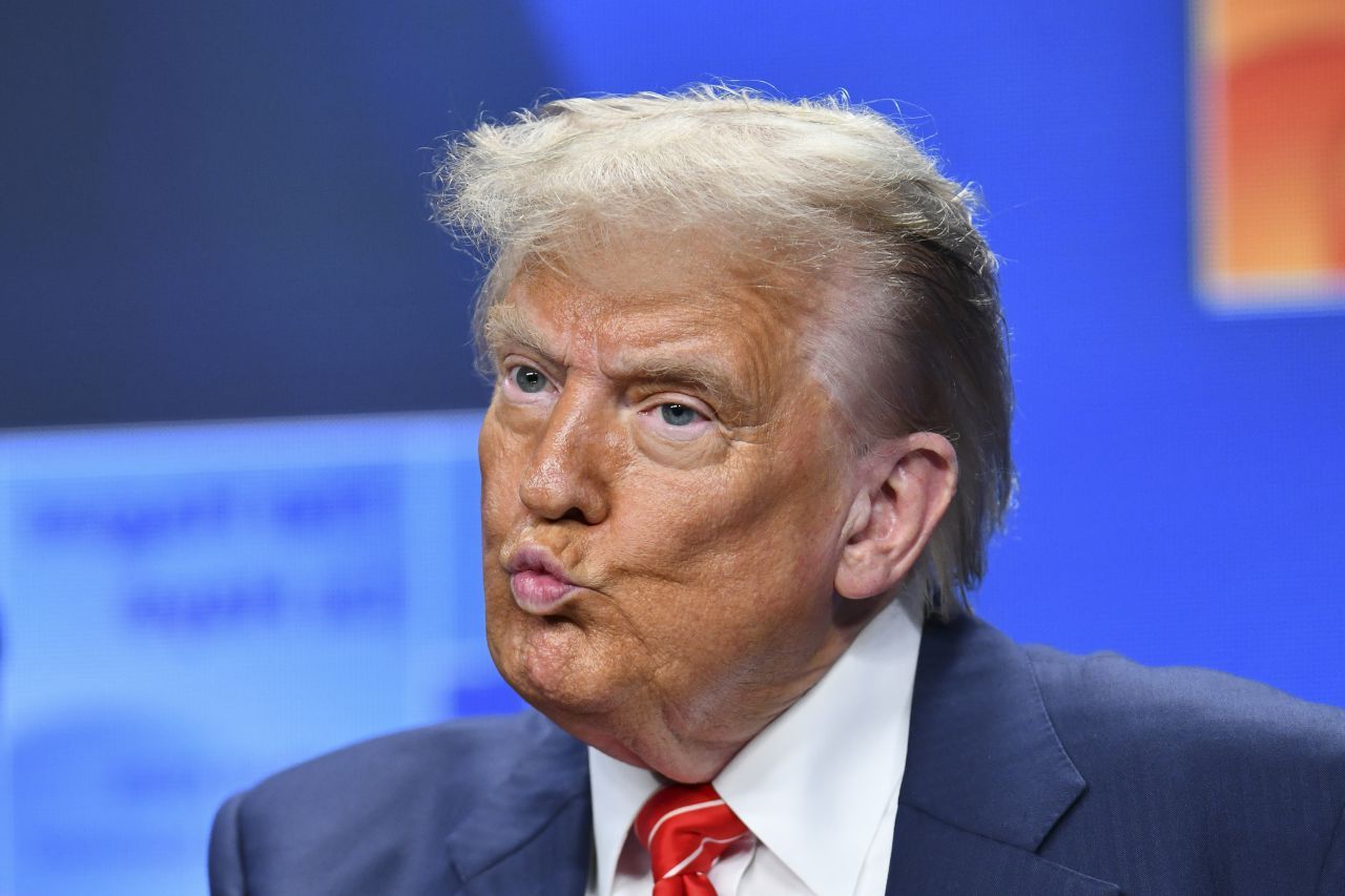 Popularitatea lui Donald Trump scade dramatic. Ce îi revoltă pe americani?