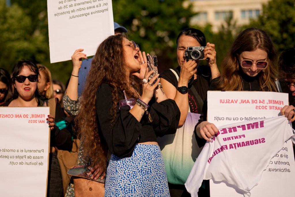 Violența împotriva femeilor crește, dar interesul presei atinge un minim istoric.
