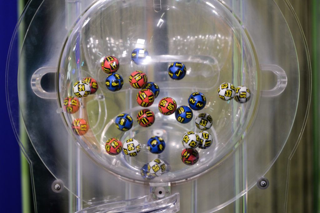 Marele câștigător al Loteriei Române și-a ridicat premiul istoric!