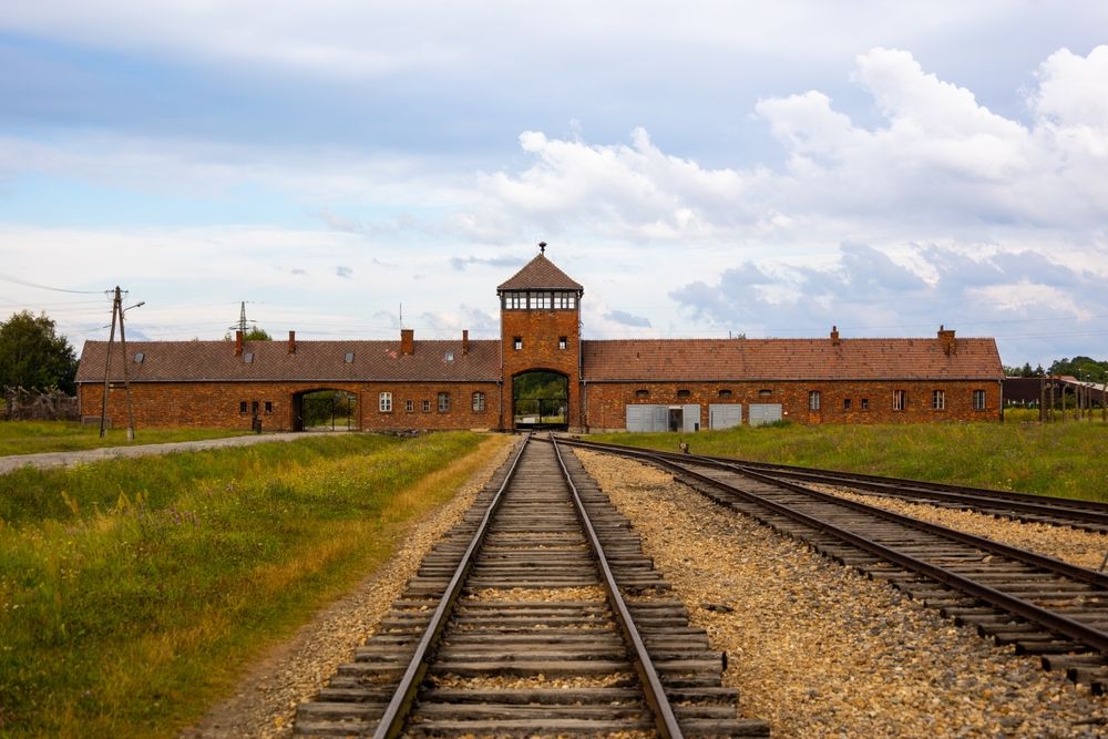 Arestări la Auschwitz: Nouă adolescenți evrei, acuzați de intrare ilegală în lagăr