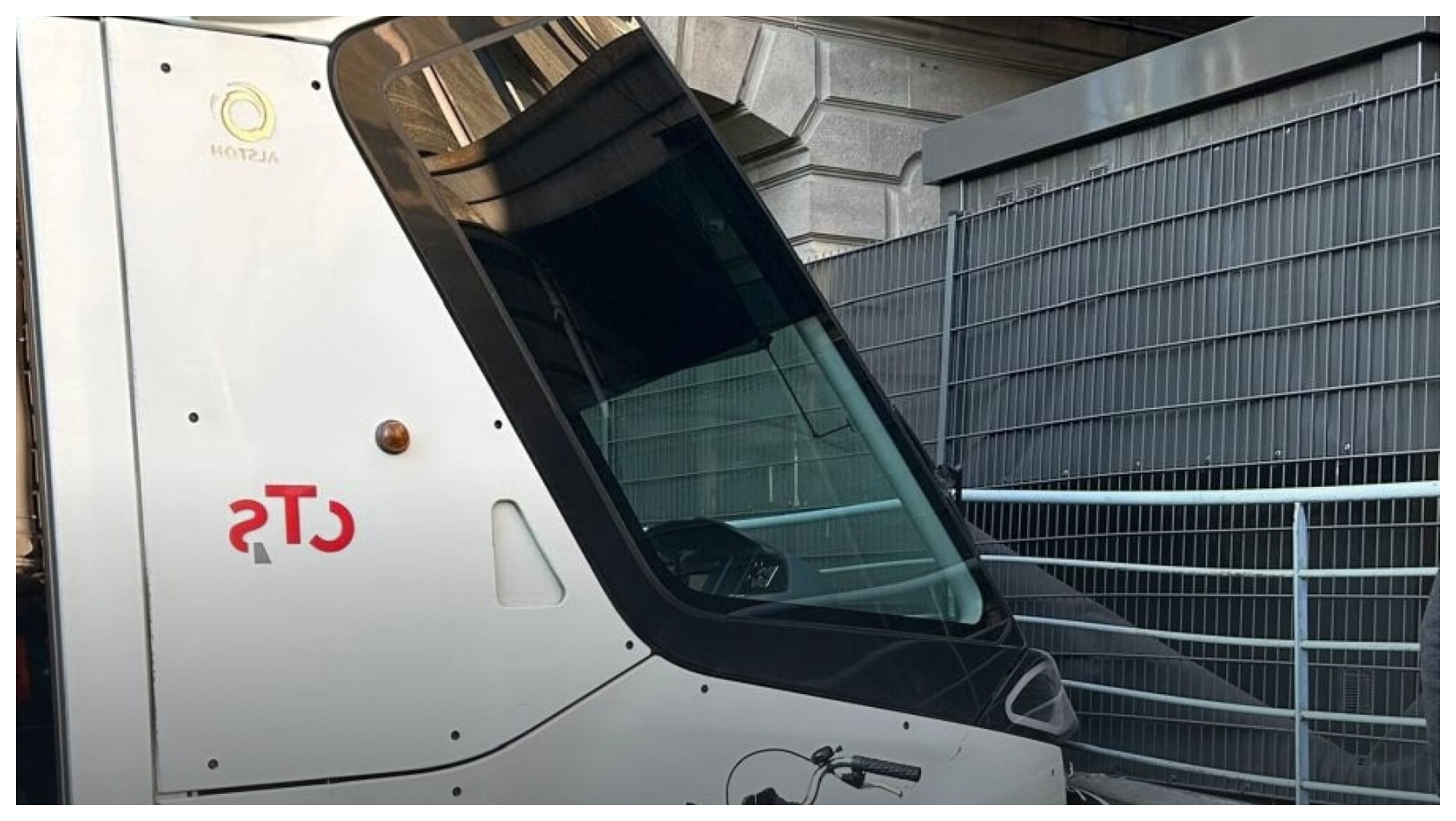 Groază la Strasbourg: Tramvai intrat în gară după ce vatmanul a leșinat. Trei răniți!