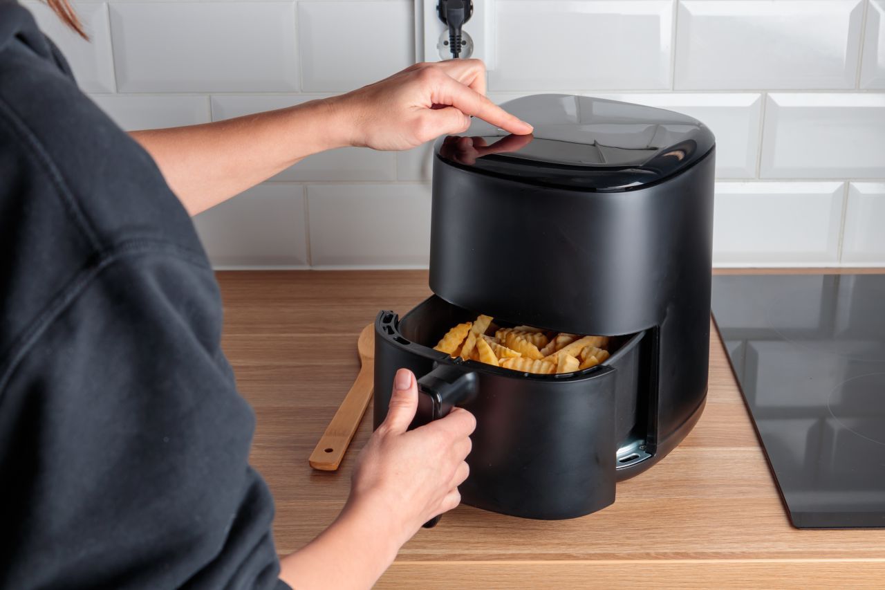 Folie de aluminiu în air fryer: Pericol de incendiu și distrugere a aparatului!