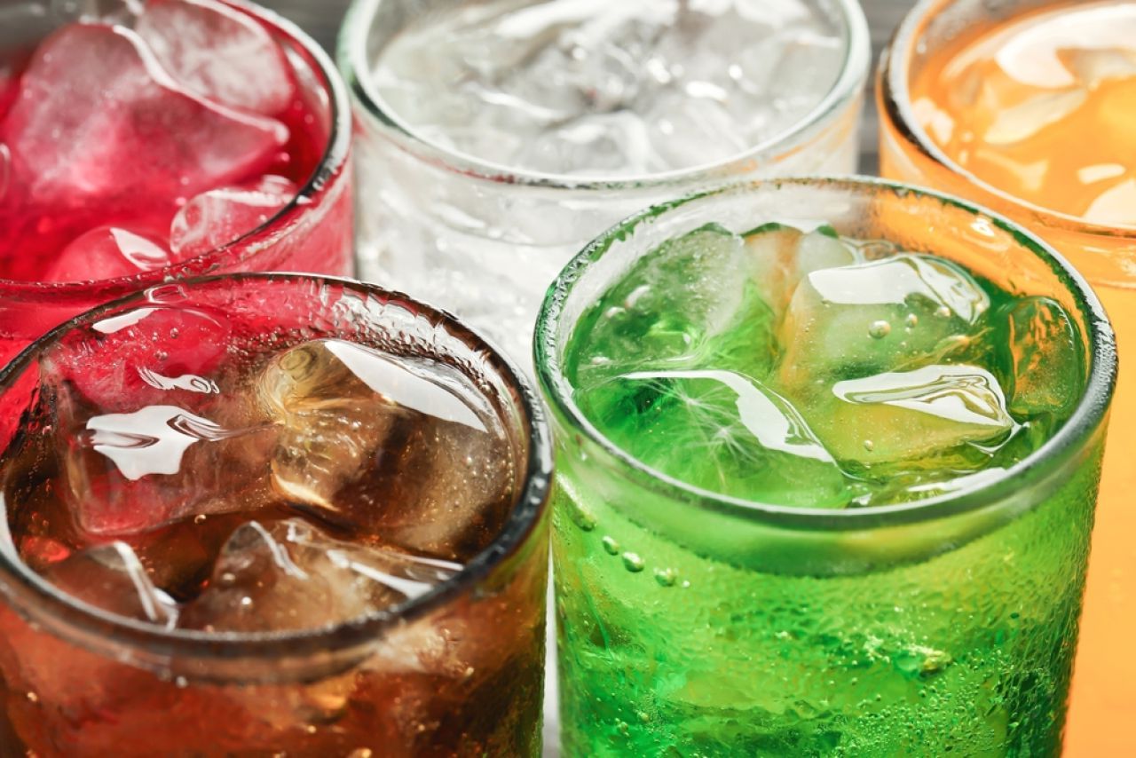 Efectele șocante ale sucurilor carbogazoase zilnice: Avertismentul medicilor!