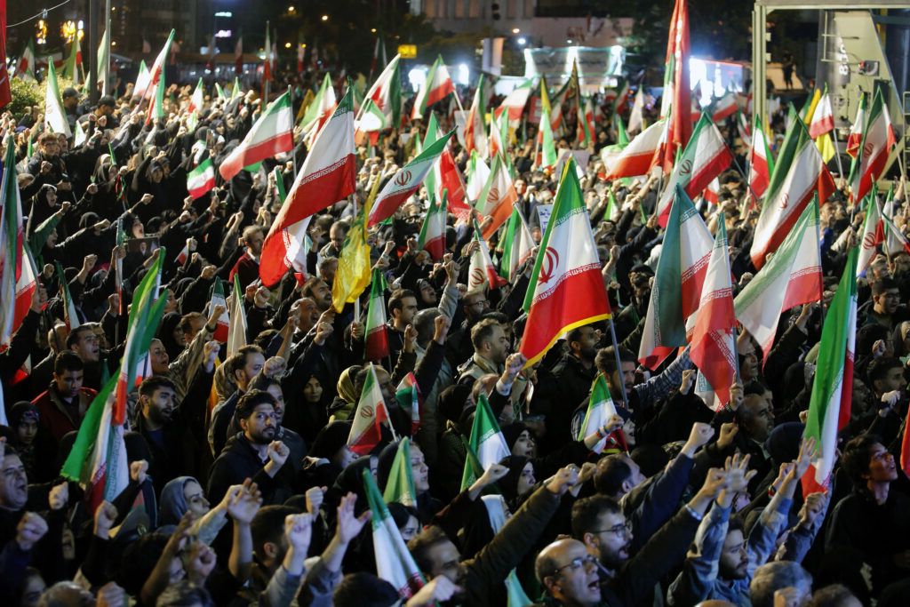 Cine trage sforile în Iran acum?