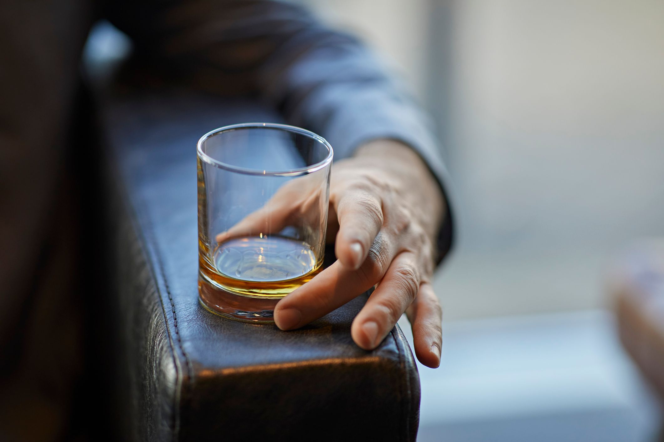 Mărturia șocantă: „Beam 3-4 litri de țuică pe zi”. Drama dependenței de alcool la Socola