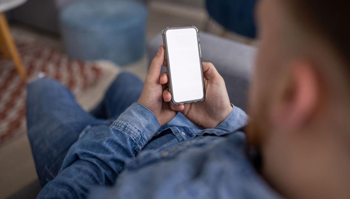 Păcălit de o "femeie" online: Un vâlcean a pierdut mii de euro într-o înșelătorie sentimentală