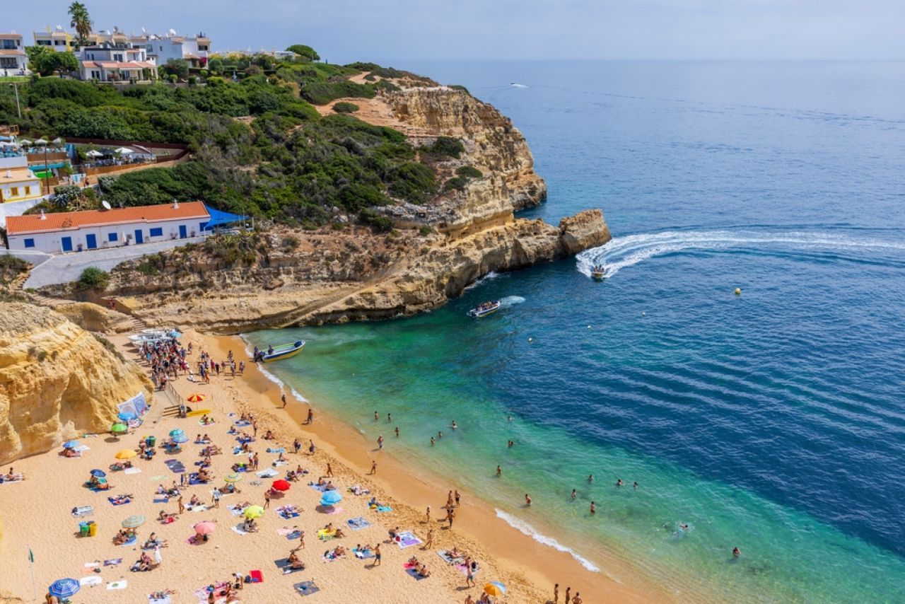 Vacanță de vis! Descoperă cele mai ieftine plaje din Europa cu peisaje spectaculoase și prețuri accesibile