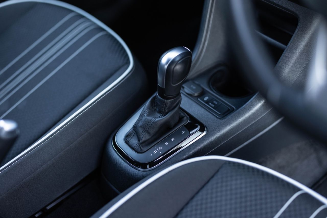 Nu face asta niciodată la semafor dacă ai o mașină automată! Greșeala fatală.