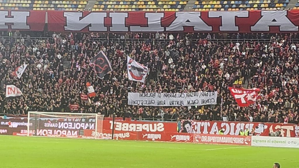 Scandal la meciul Dinamo-Rapid: Ultrașii, din nou cu mesaje rasiste!