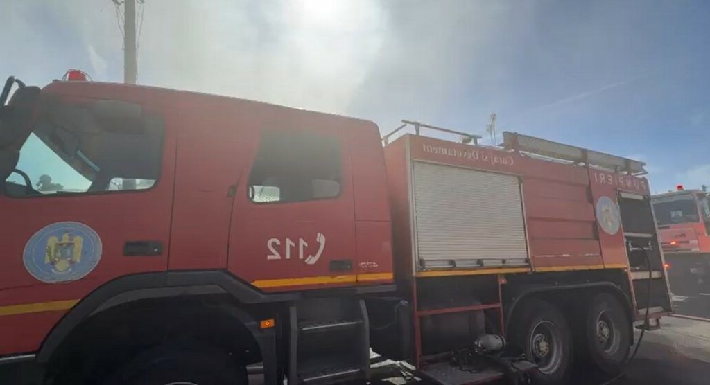Incendiu violent în Sectorul 5: Flăcări uriașe mistuie acoperișurile a două case!