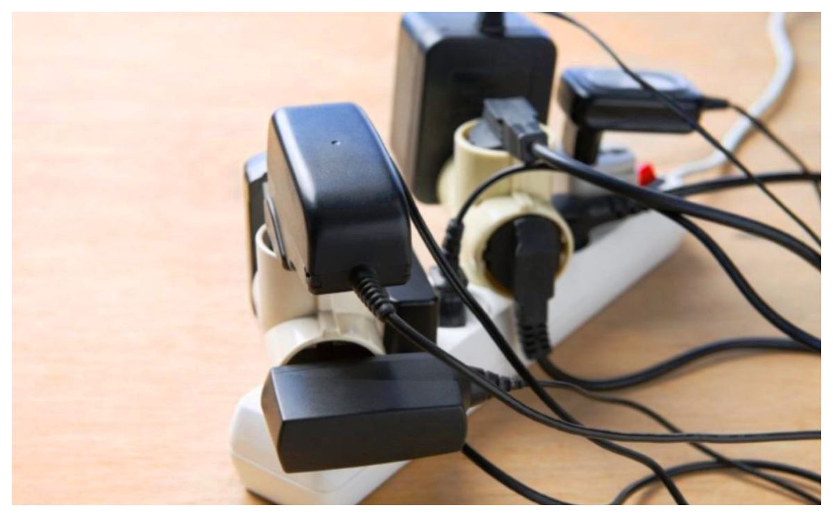 Încărcătoarele în priză: Adevărul ascuns și riscurile la care te expui fără să știi