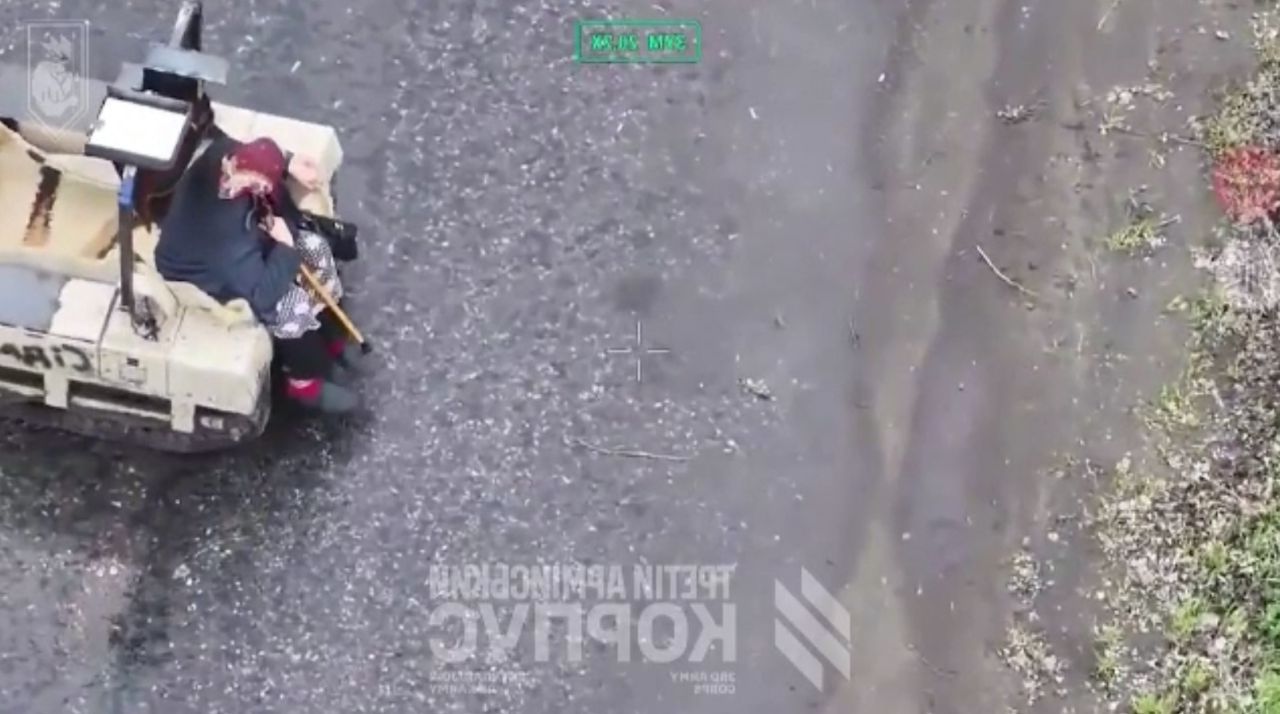 Salvare uimitoare în Donețk: O bătrână, evacuată de militari ucraineni cu un robot și un strigăt emoționant
