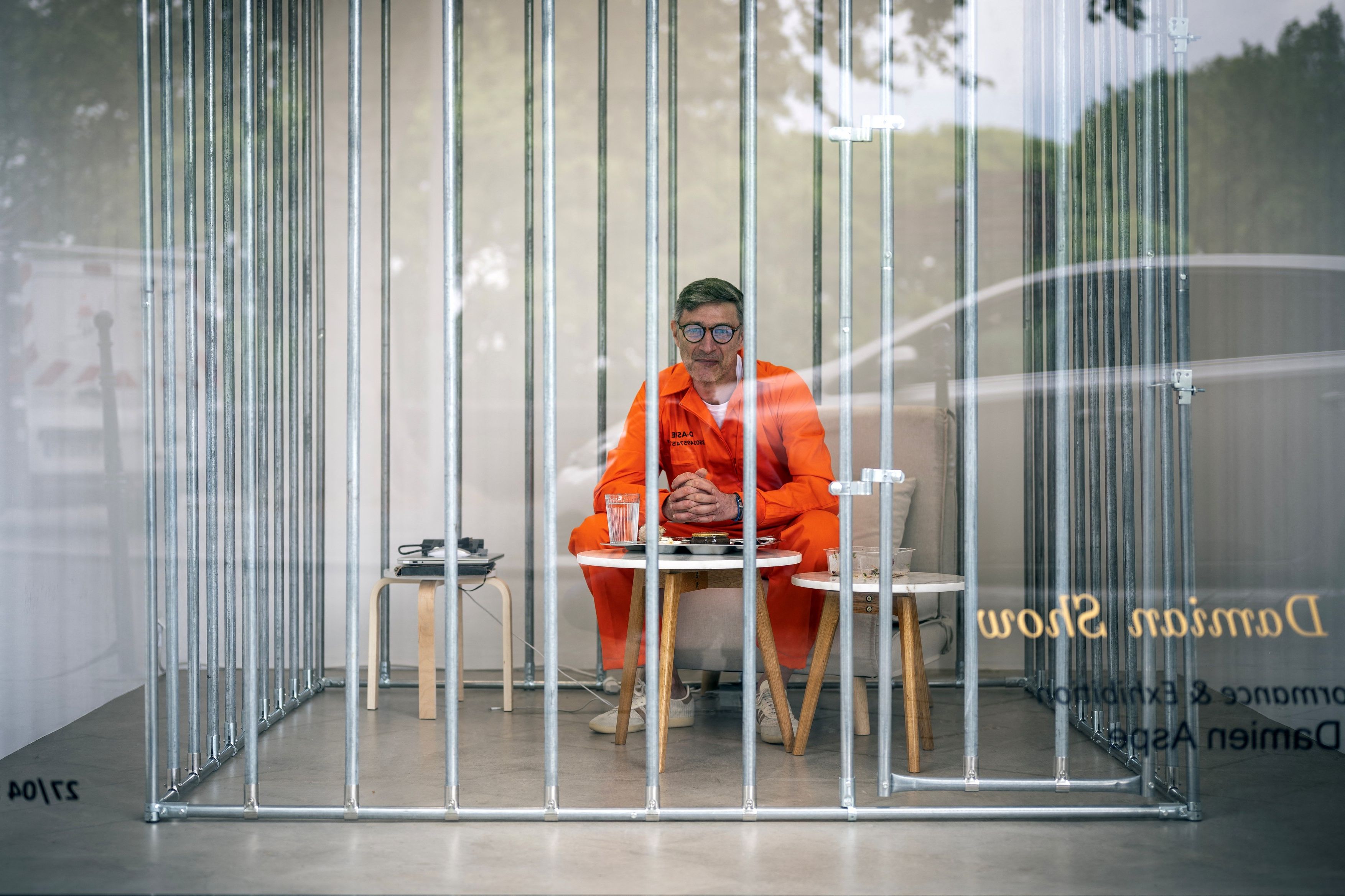 Artist francez, închis o lună într-o cușcă: Protest inedit împotriva giganților tech!