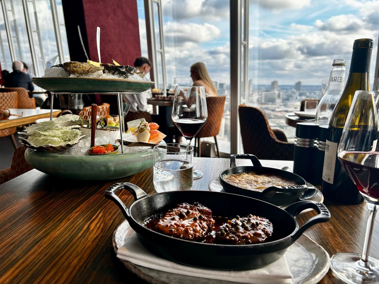 Scandal în Austria: Client taxat în plus pentru un pahar într-o cafenea!