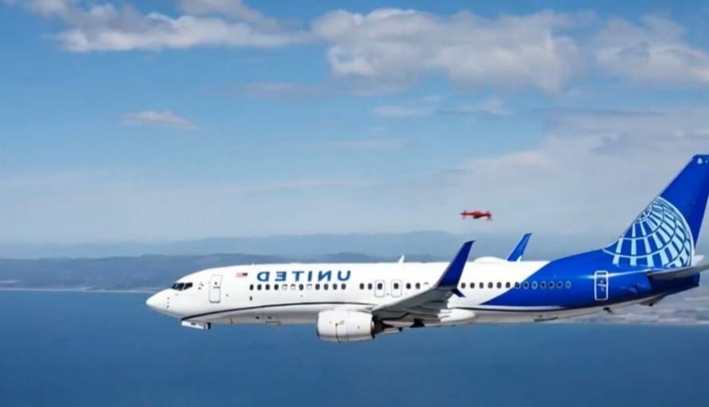 Pilot de avion, alertă maximă: "Roșie și strălucitoare", o dronă a lovit aeronava în zbor!