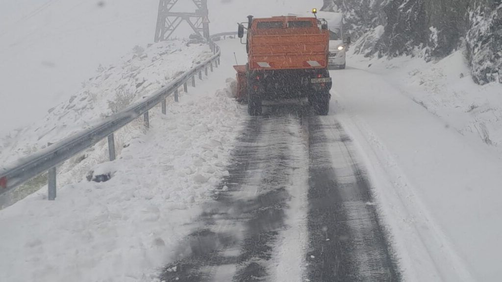 Iarnă timpurie! Utilajele de deszăpezire, scoase pe șoselele din România din cauza ninsorii.