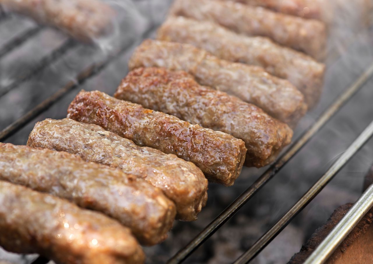 Mici perfecți, făcuți în casă: Rețeta tradițională și secretele pentru un grătar reușit!