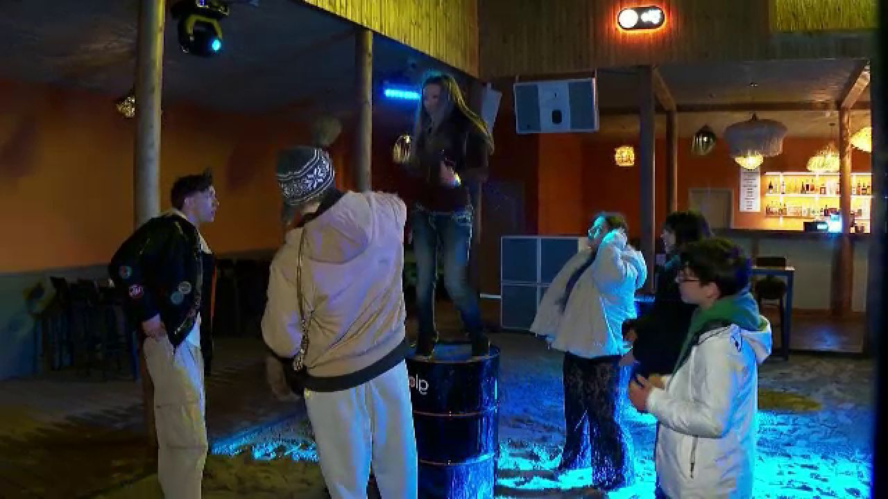 1 Mai la Vama Veche: Frigul a mutat petrecerea de pe plajă în cluburi și terase!