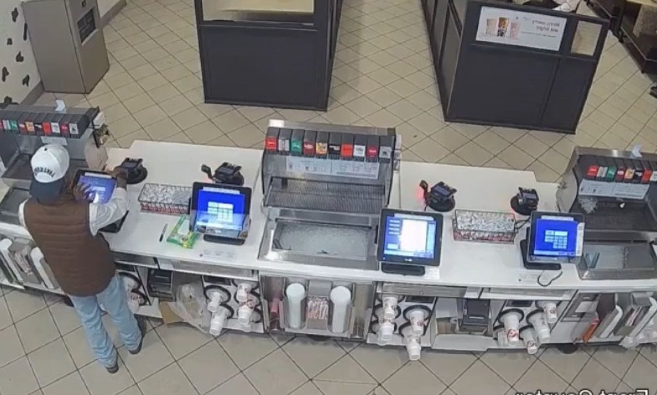 Furt bizar la fast-food: angajat acuzat că a deturnat 80.000 $ cu macaroane cu brânză