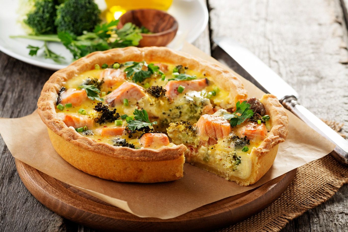 Quiche cu somon, broccoli și spanac: Rețeta rapidă care te cucerește!