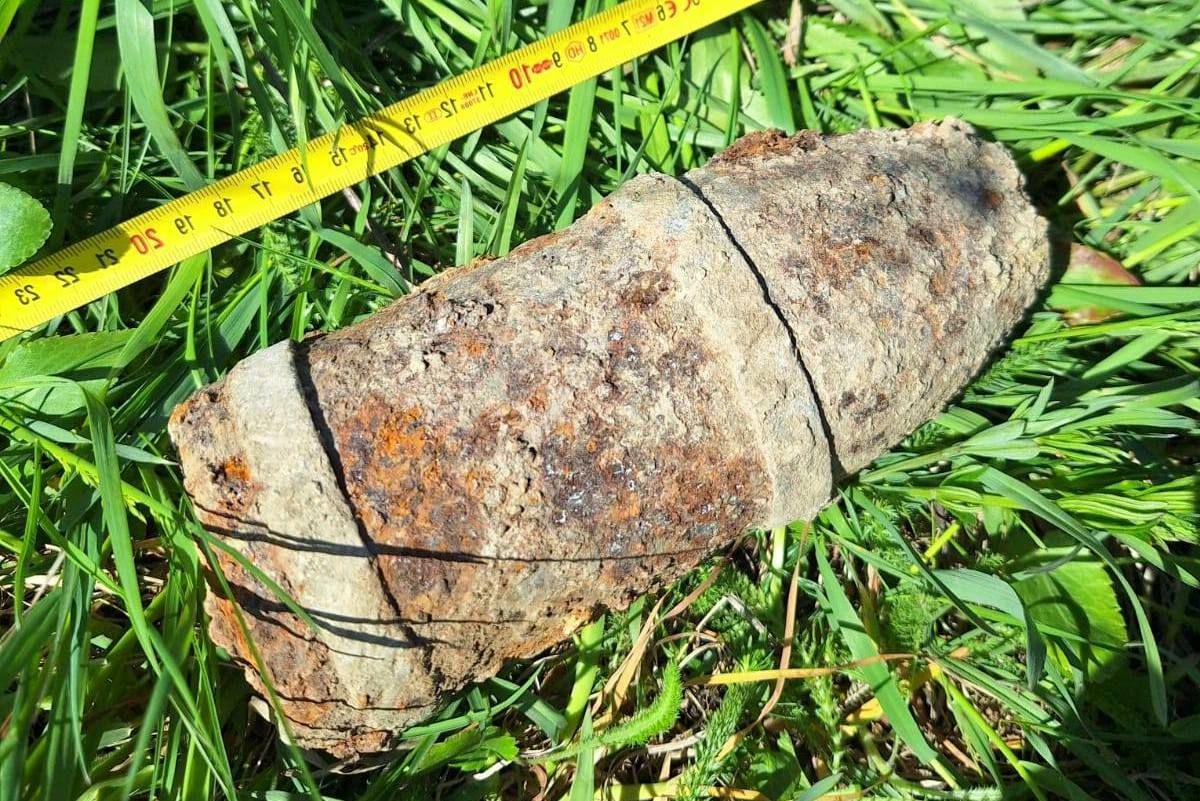 Proiectil exploziv, găsit în curte de un bărbat care săpa la Botoșani