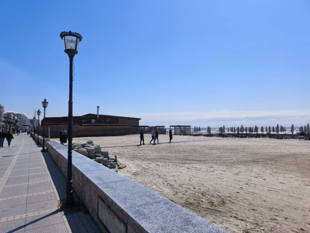 1 Mai la Mamaia: Ce atmosferă e pe plajă și cât costă o porție de mici?