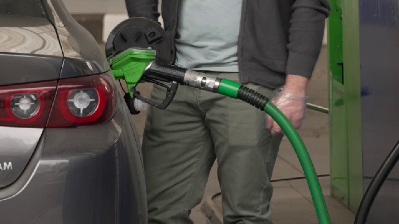 Gigant petrolier, anunț șoc: Benzinăriile sale ar putea rămâne fără combustibil!