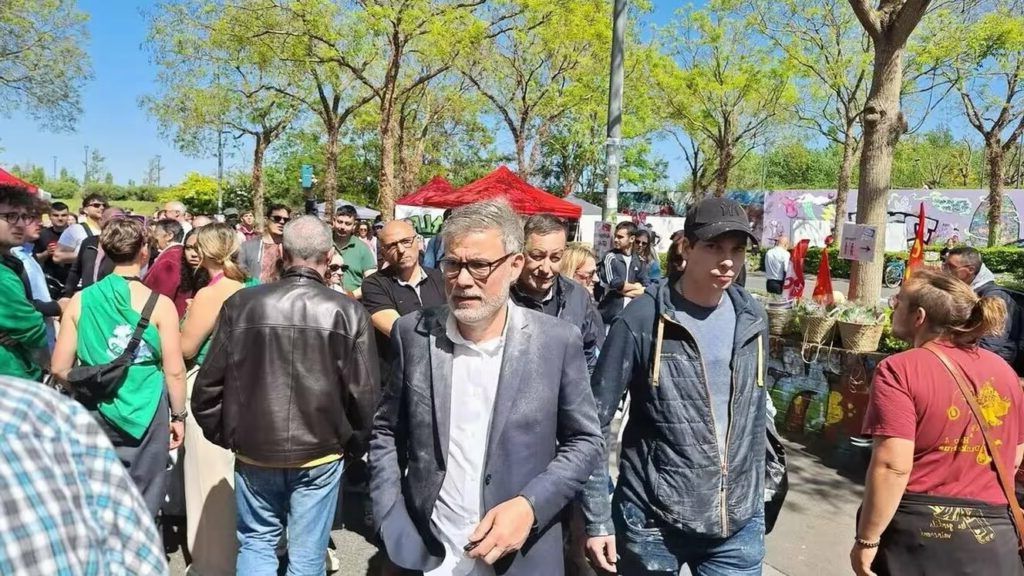 Scandal la 1 Mai: Liderul socialiștilor francezi, atacat cu făină și numit „trădător murdar”