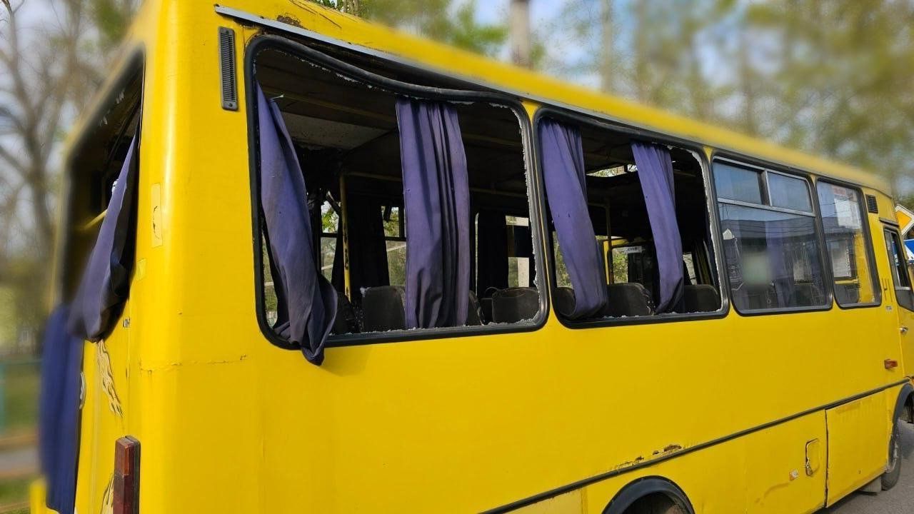 Atac brutal cu dronă în Herson: microbuz lovit. Zelenski: „Safari-uri zilnice”"