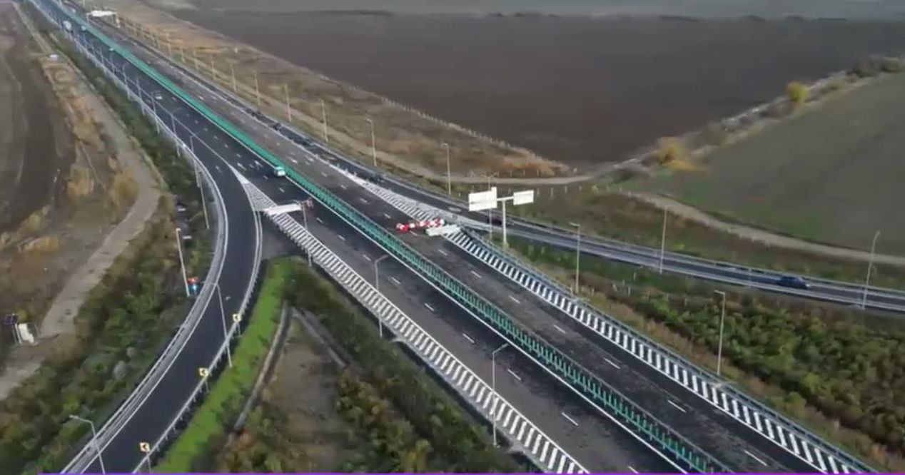 Autostrada Moldovei A7: Peste 10.000 de tone de asfalt turnate zilnic, un "furnicar" pe șantier!