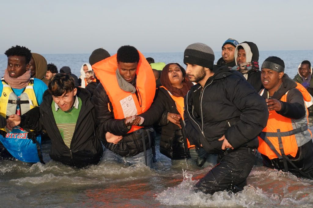 Tragedie în Canalul Mânecii: Două tinere au murit pe o barcă de migranți spre Marea Britanie