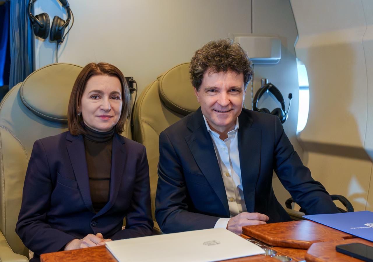 Nicușor Dan și Maia Sandu, mesaj din avion spre Erevan: Ce discută la summitul CPE din Armenia