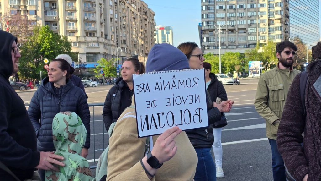Mii de oameni cer democrație: Manifestații de susținere pentru Ilie Bolojan în București și Oradea