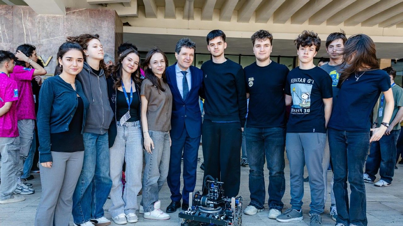Nicușor Dan îi felicită pe elevii români care au făcut istorie la Campionatul Mondial de robotică din SUA. Au ocupat toate locurile de pe podium: „România e mândră de voi”