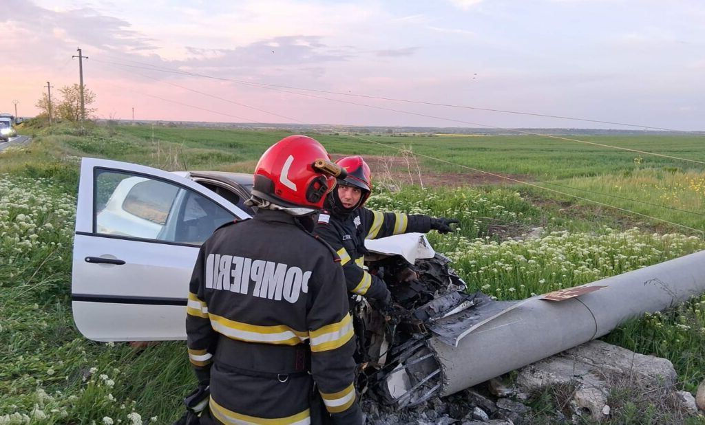 Tragedie pe DN 6: Mașină spulberată de un stâlp, mamă și copil răniți grav!
