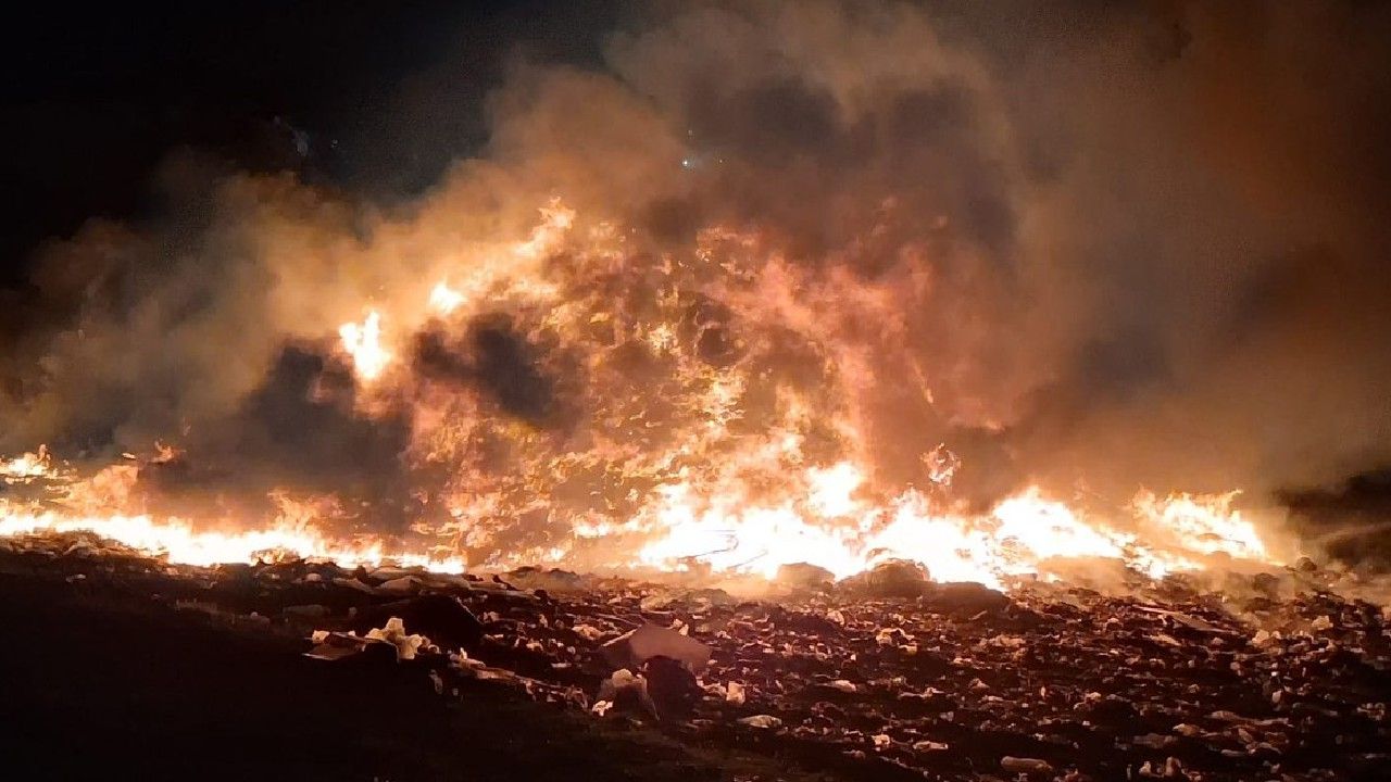 Incendiu masiv la groapa de gunoi din Oradea: Ro-Alert emis din cauza fumului toxic!