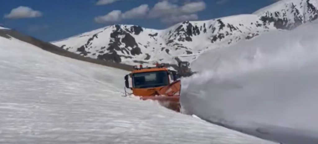 Transalpina, înghițită de zăpadă! Mașinile de intervenție, abia vizibile sub stratul uriaș.