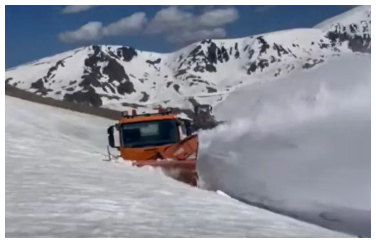 Transalpina sub zăpadă! Imagini incredibile cu mașinile de intervenție aproape înghițite de nămeți