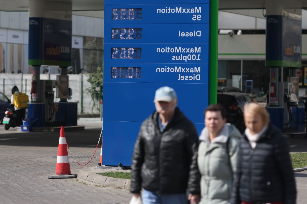 Criza politică lovește direct în buzunar: Dolarul scump, carburanții explodează!