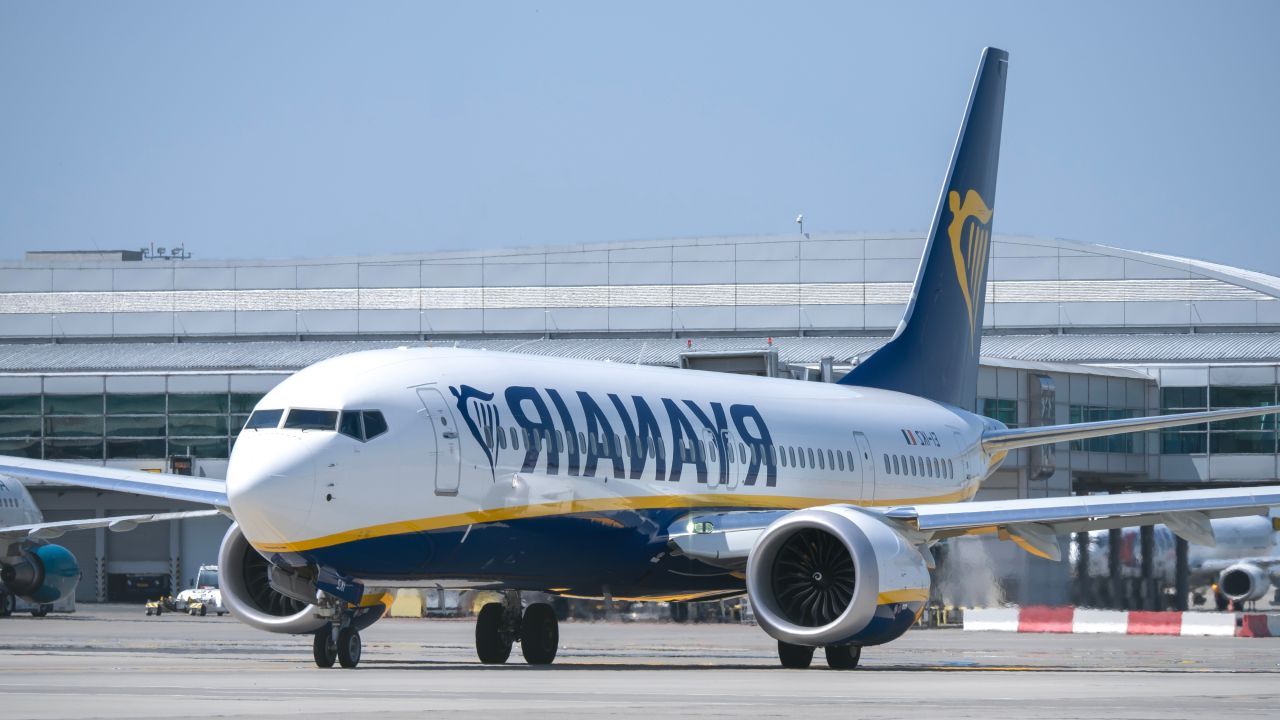 Șeful Ryanair cere interzicerea alcoolului în aeroporturi dimineața: Zboruri deviate zilnic din cauza pasagerilor beți