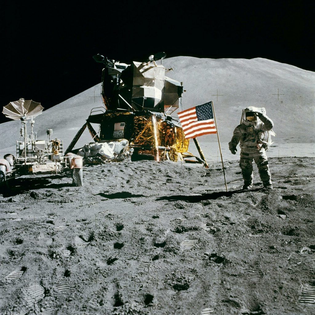 Trump a declasificat dosare OZN: Ce au văzut astronauții Apollo pe Lună?