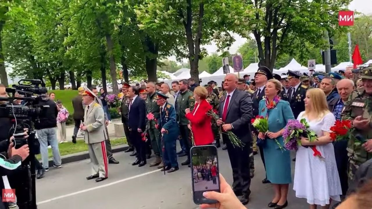 Chișinău: Marș controversat de 9 Mai cu simboluri interzise, în contrast cu Ziua Europei a Guvernului