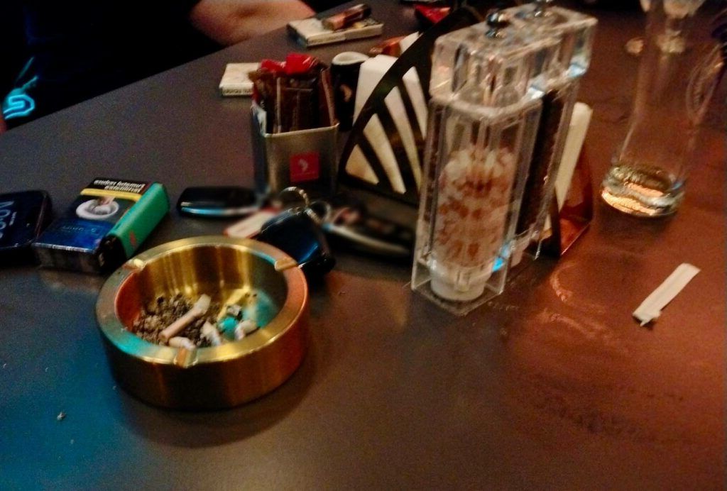 Fumatul, "practică uzuală" în zeci de restaurante de pe Bulevardul Decebal. Amenzi usturătoare!